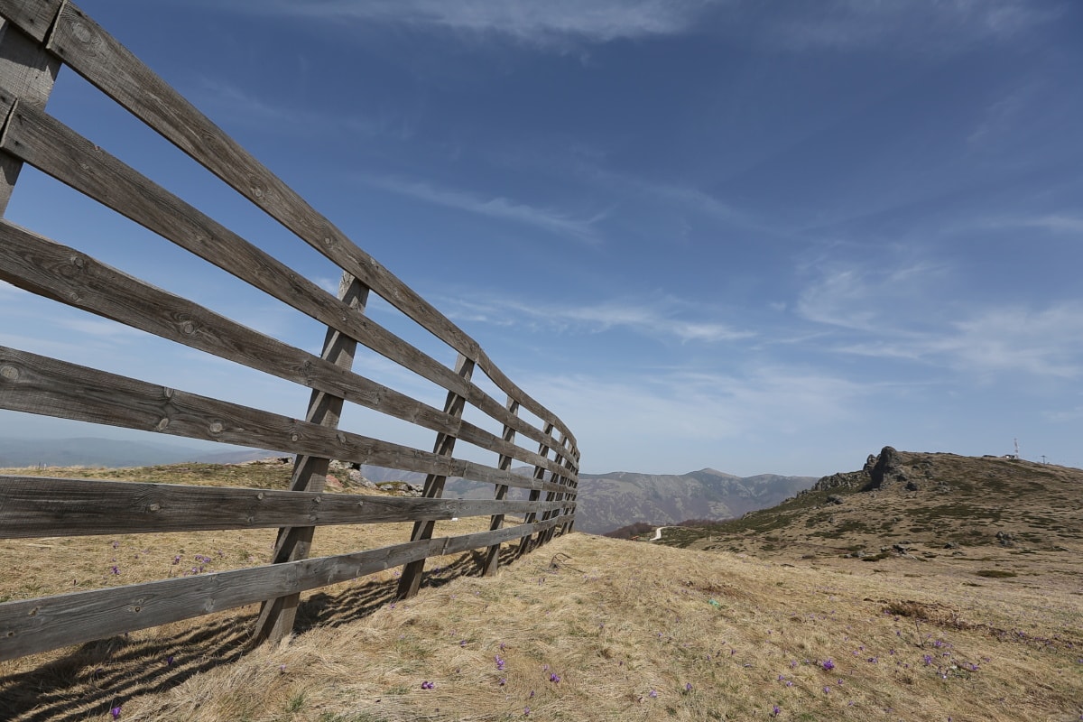 recinzione, linea di recinzione, bordo, picco di montagna, fianco di una montagna, pendio di collina, barriera, orizzontale, scenico, nuvole
