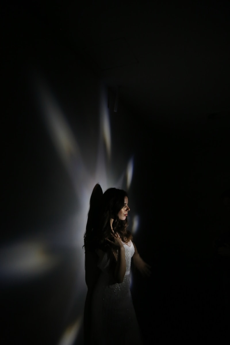 flary, Zdjęcie modelu, studio fotograficzne, Młoda kobieta, pozowanie, cień, ciemności, Reflektor świateł drogowych, ciemny, rozmycie