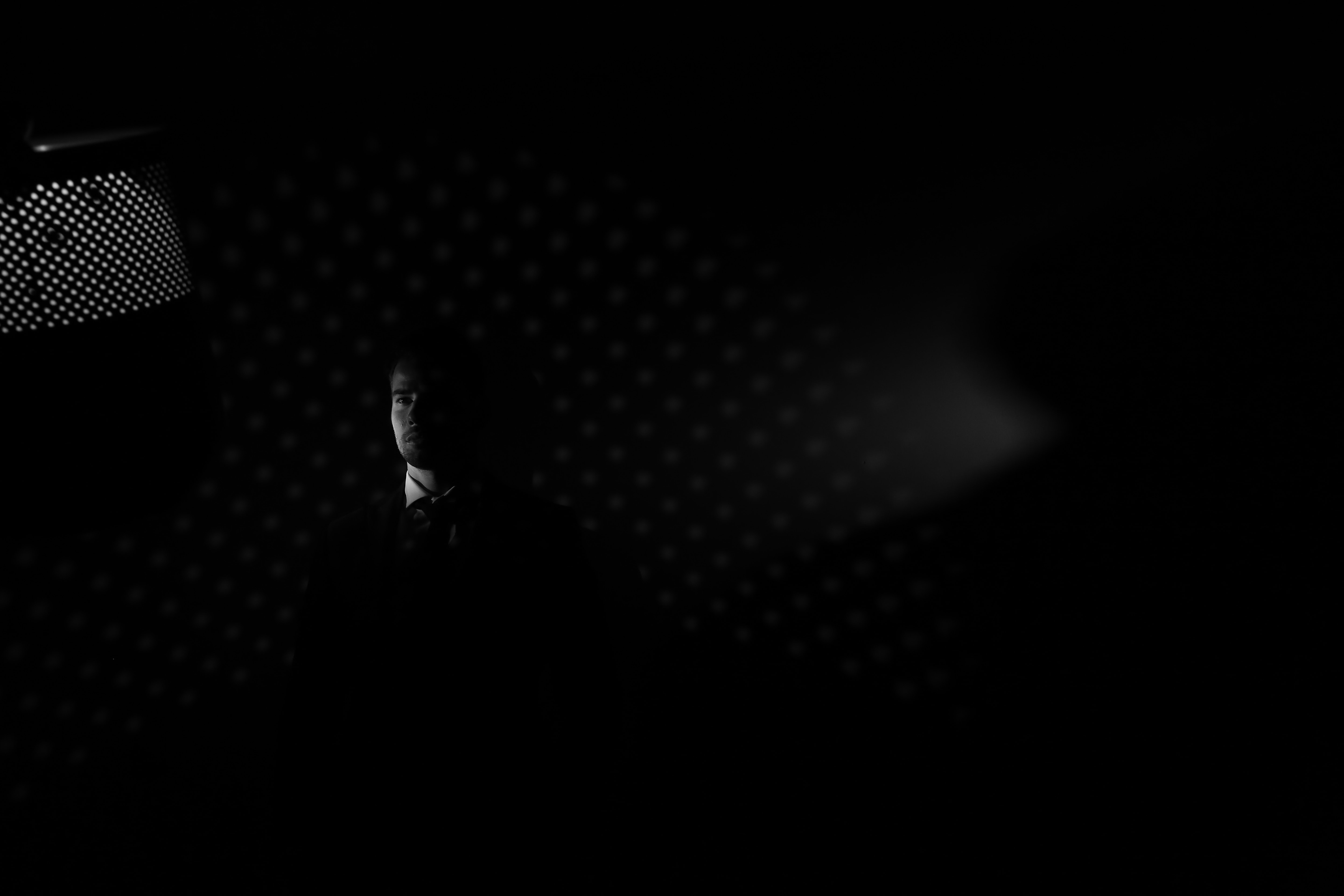 フリー写真画像 暗闇の中 スポット ライト 顔 写真 男 フォト スタジオ 照明 光 写真のモデル シャドウ
