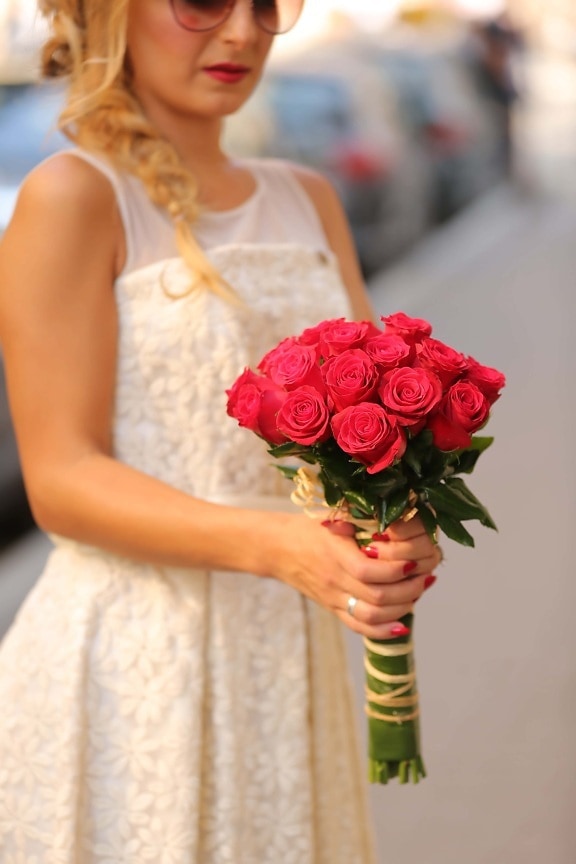 Panna Młoda, małżeństwo, Młoda kobieta, bukiet, czerwony, róże, fryzurę, Okulary przeciwsłoneczne, ślub, kwiat