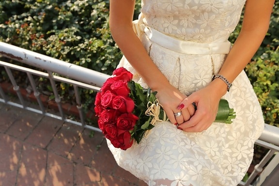 Ημέρα του Αγίου Βαλεντίνου, μπουκέτο, κόκκινο, τριαντάφυλλα, τα χέρια, στολή, φόρεμα, τριαντάφυλλο, Γάμος, λουλούδι