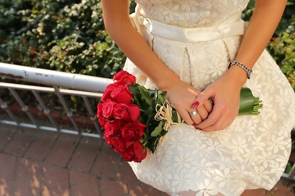 la mariée, rouge, des roses, bouquet, robe de mariée, mariage, femme, amour, engagement, fleur
