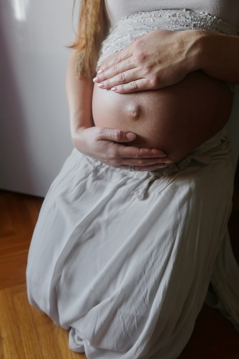 mlada žena, trudna, trbuh, ruke, Trudnoća, beba, žena, materinstvo, rođenje, djevojka