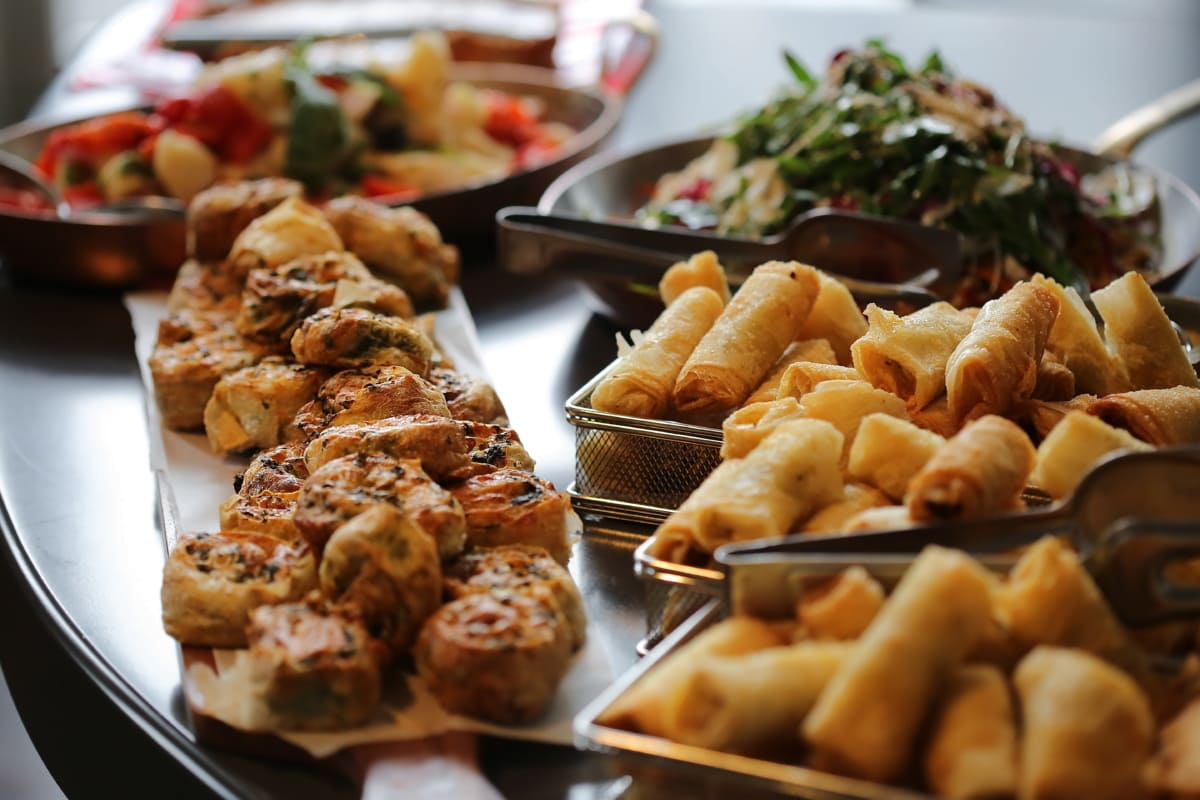 Bàn nhà bếp, Bữa ăn, thực phẩm, thực vật, ăn trưa, món ăn, Bữa ăn tối, ngon, thịt gà, bộ đồ ăn