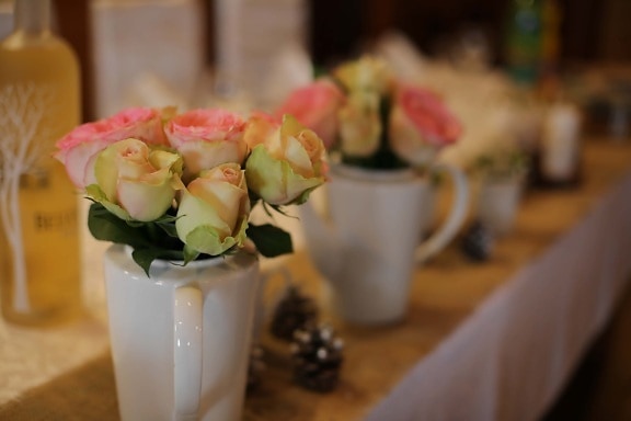 セラミックス, 花瓶, 投手, 配置, テーブル, テーブル クロス, バラ, 花束, 花, 装飾