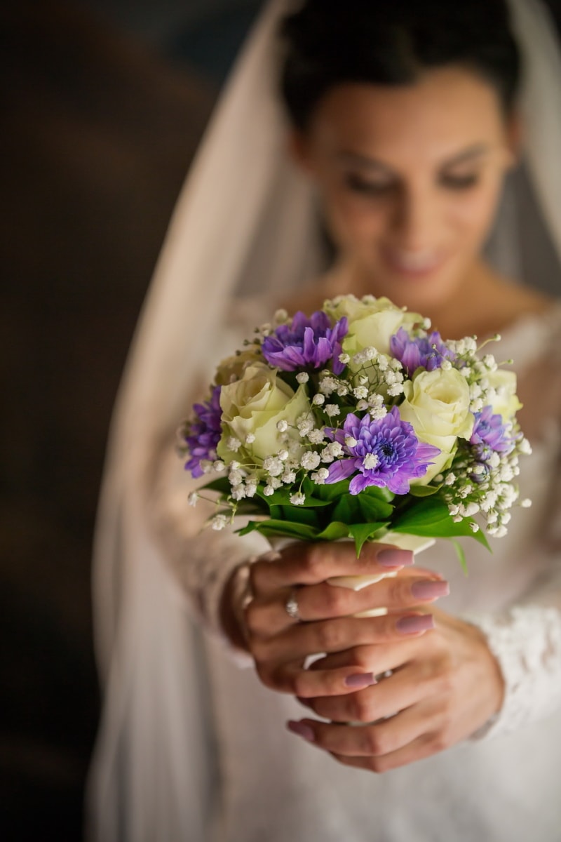 esküvői csokor, közelkép, kezek, menyasszony, elkötelezettség, vőlegény, esküvő, nő, virág, elrendezése