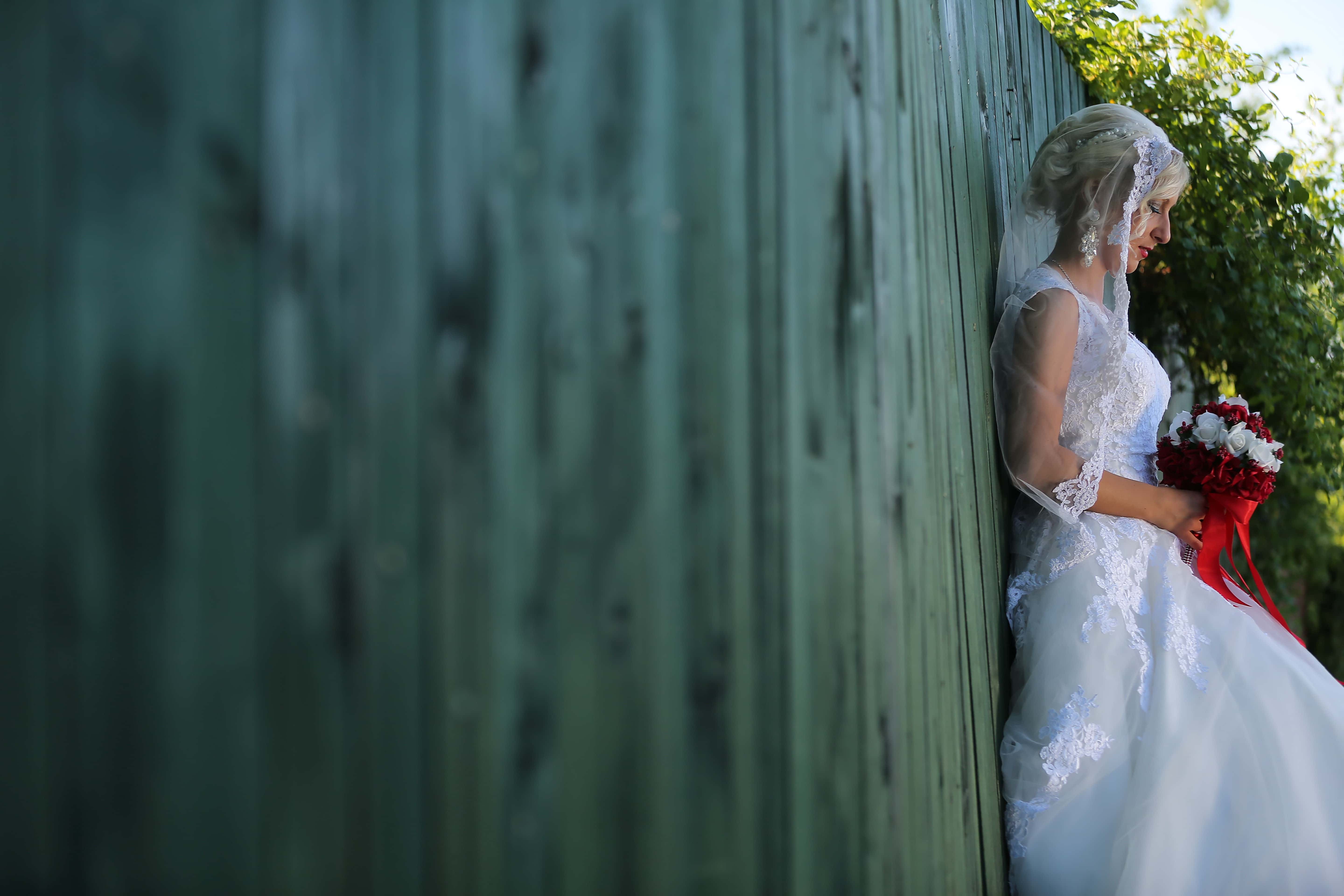 フリー写真画像 思う 花嫁 ウェディングブーケ 一人で ウェディングドレス 結婚式 木材 ファッション 女性 女の子