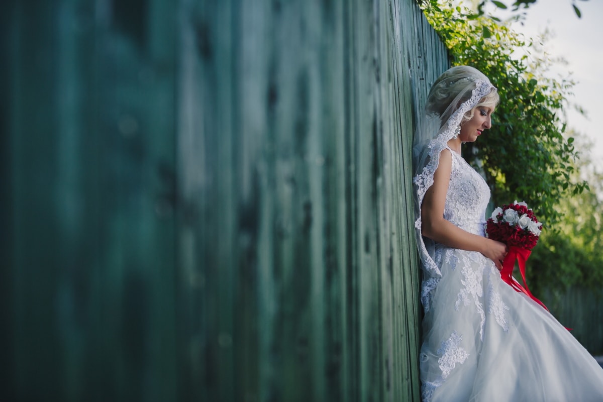 フリー写真画像 花嫁 女性 一人で 女性 立っています ウェディングドレス ウェディングブーケ 結婚式 ファッション 愛