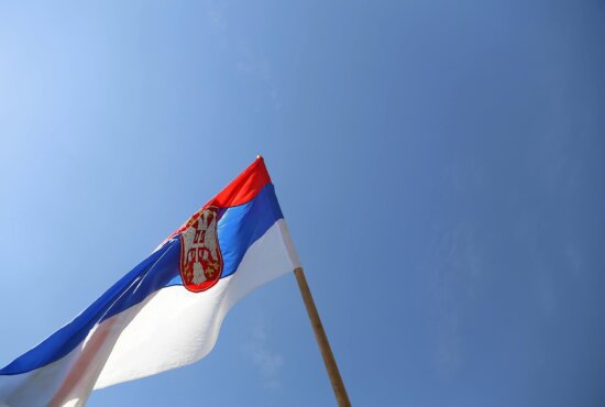 Servië, vlag, embleem, heraldiek, symbool, blauwe hemel, erfgoed, driekleur, stok, wind