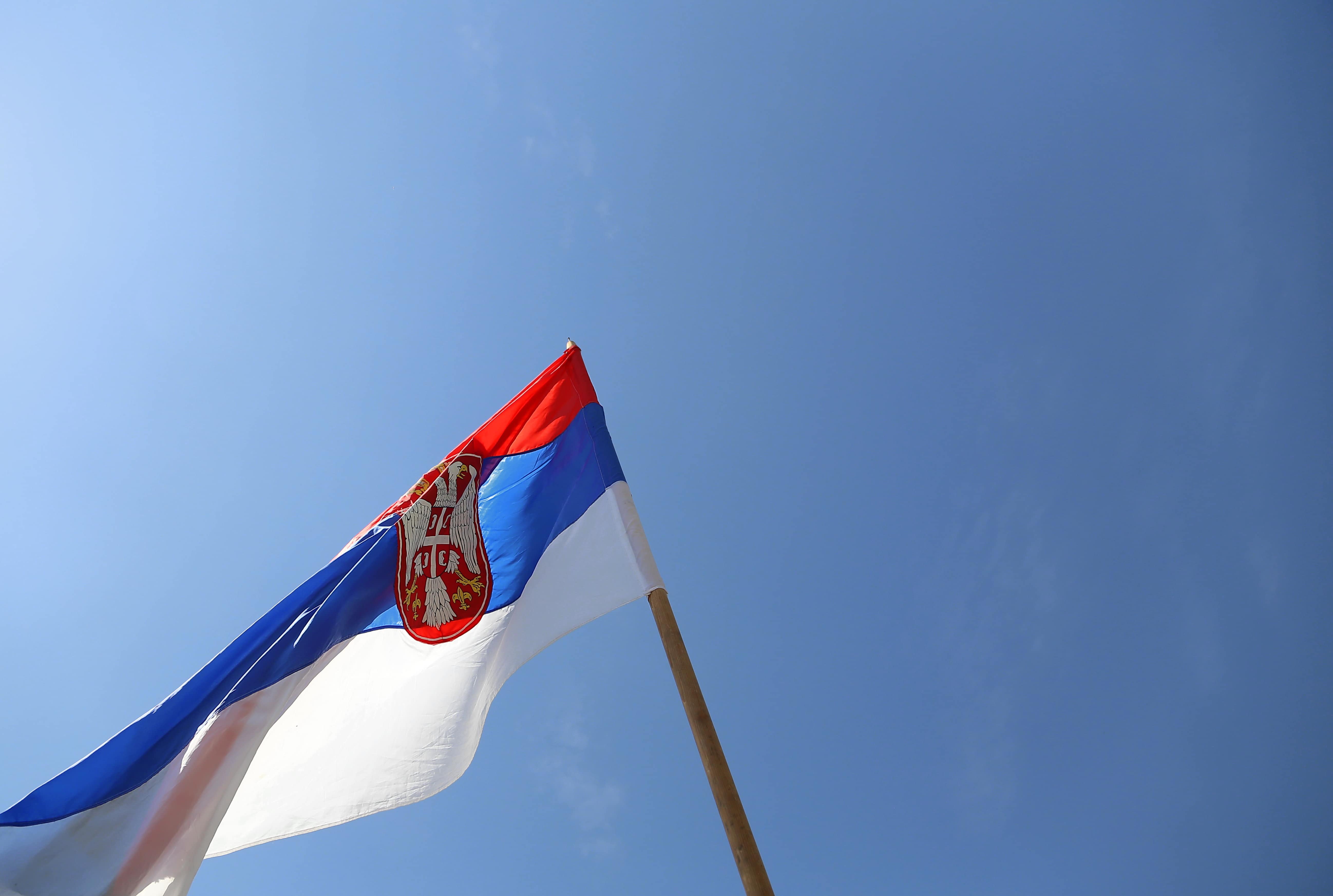 Image libre: Serbie, drapeau, emblème, héraldique, symbole, ciel bleu,  patrimoine, tricolor, bâton, vent