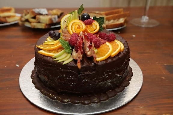 gâteau au chocolat, gâteau, petits fruits, oranges, agrumes, les raisins, chocolat, dessert, délicieux, plaque