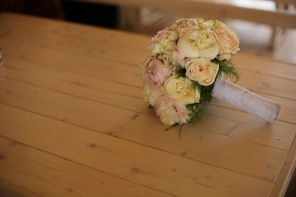 svatební kytice, uspořádání, růže, dřevěný, stůl, růže, láska, květ, svatba, dekorace