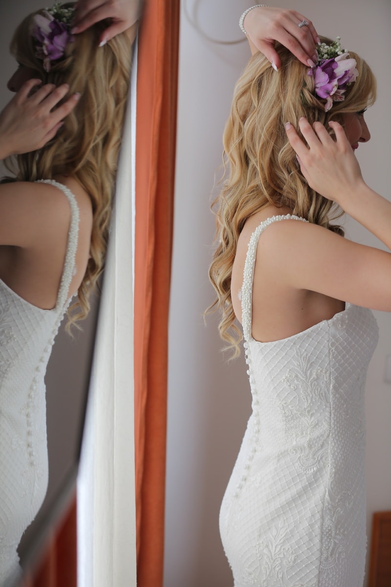блондинка, прическа, невеста, позирует, зеркало, довольно, волосы, привлекательный, модель, моды