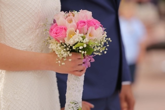 main, la mariée, mariage, bouquet de mariage, des roses, cérémonie, jeune marié, fleur, romance, bouquet