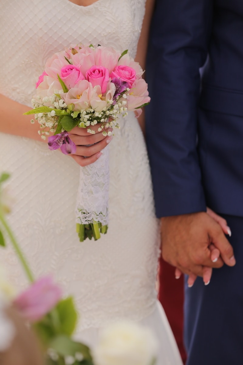 bruidsboeket, trouwjurk, bruidegom, bruid, handen, evenement, huwelijk, betrokkenheid, bruiloft, bloemen