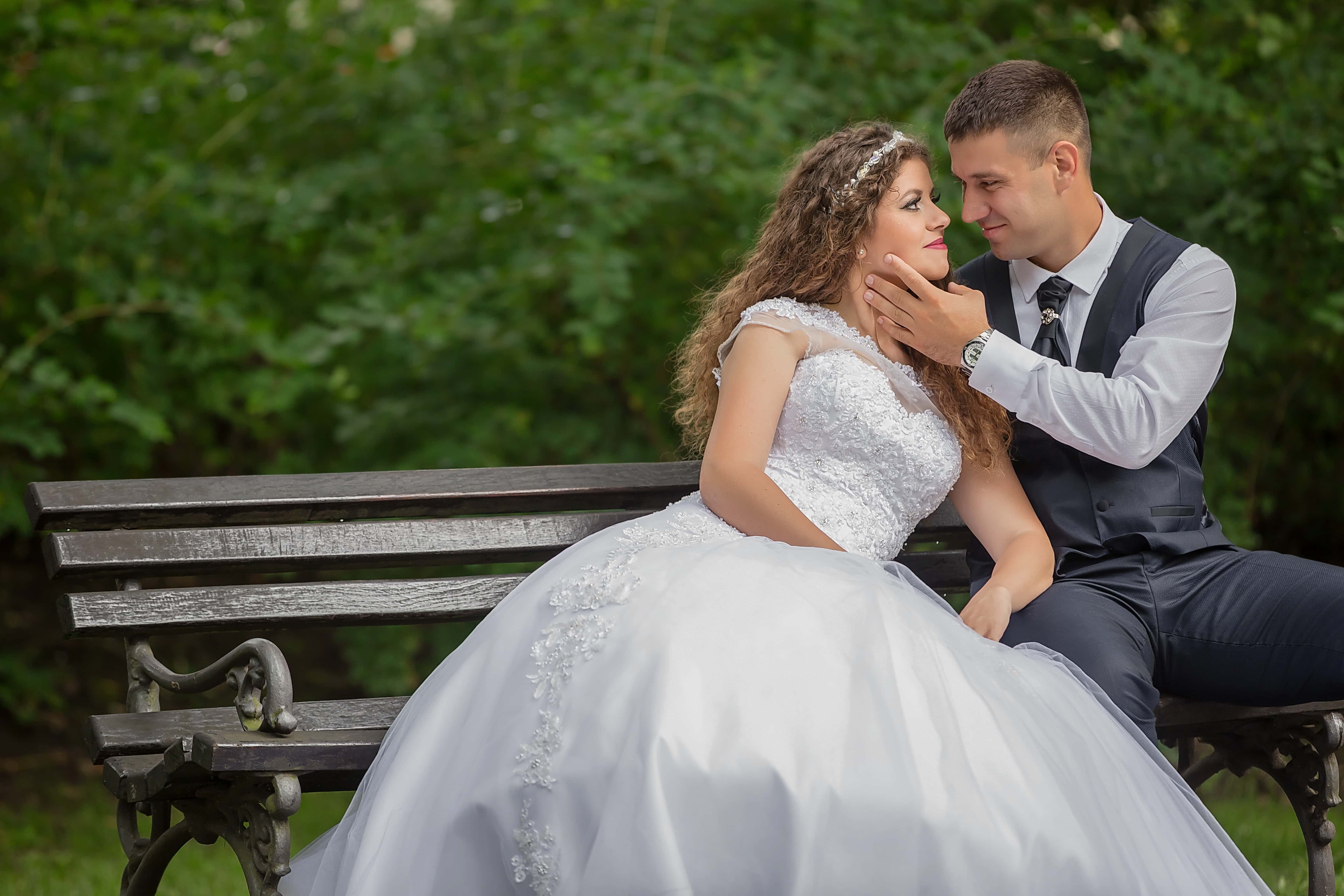 Поцелуй невесту читать. Фотосессия пар на свадьбе сидя. Жених с невестой в Томске.