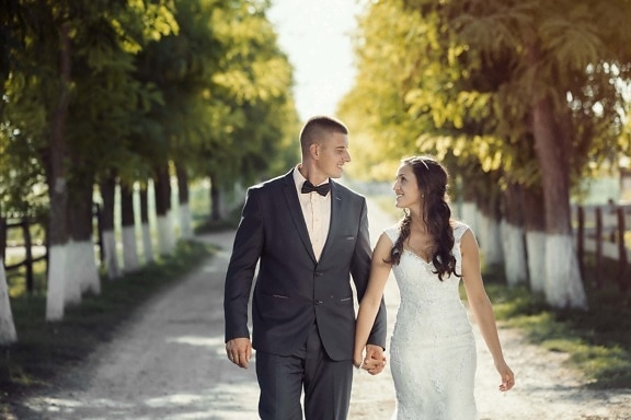 младоженци, брак, път, заедност, булката, младоженец, ходене, на открито, мъж, лице
