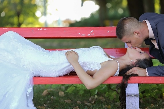 kyss, nygifte, nygift, kvinne, utendørs, kjærlighet, bryllup, sommer, søt, avslapning