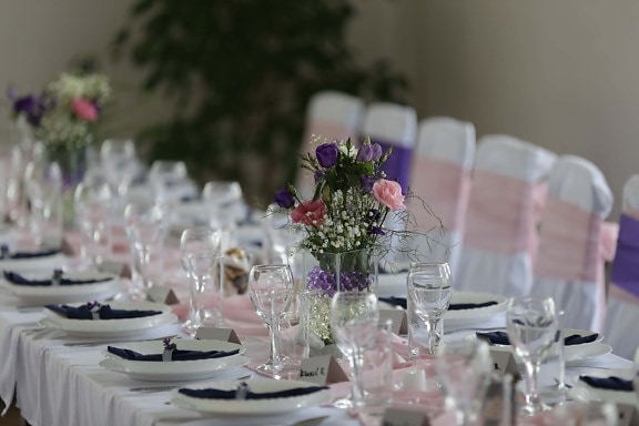 elegantné, Stolový riad, jedálenský kút, Reštaurácia, obrus, stôl, stoličky, Váza, svadba, stolovanie