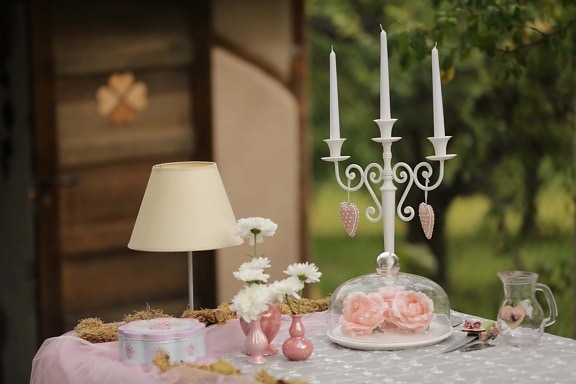 blanc, bougies, chandelier, romantique, élégant, lampe, table, biscuits, vase, bougie