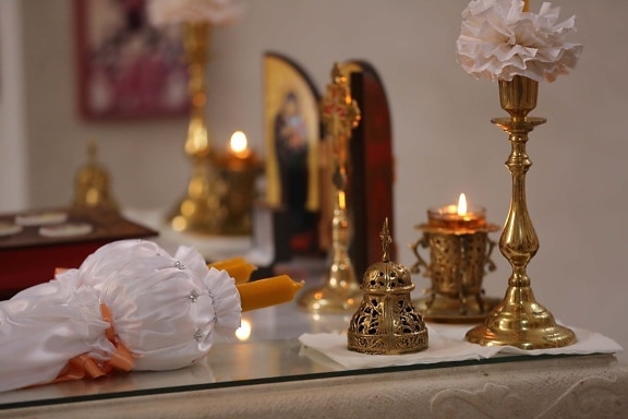 a lume di candela, candele, ortodossa, cristianesimo, altare, candeliere, spiritualità, in ottone, lucentezza dorata, candela