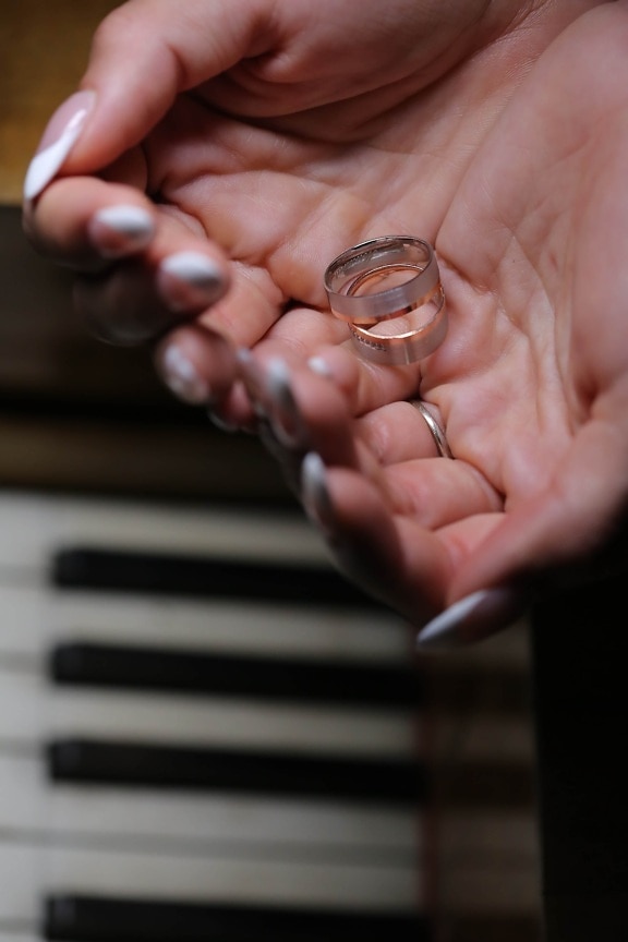 wanita, jari, memegang, cincin kawin, tangan, musisi, piano, tangan, perangkat, di dalam ruangan