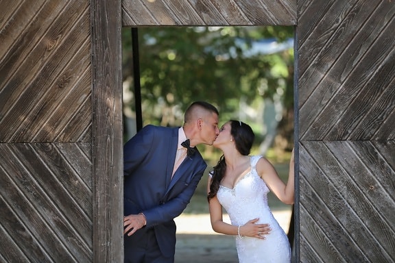kiss, bride, groom, just married, carpentry, gateway, wedding, engagement, romance, love