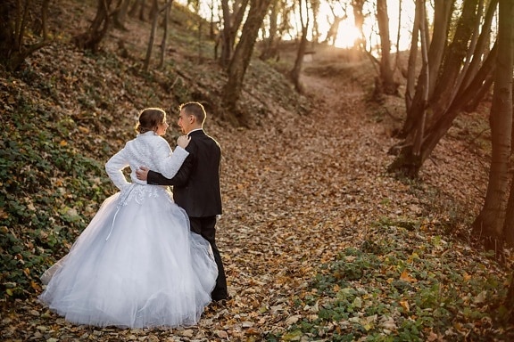 caminho da floresta, recém casados, caminhando, estação Outono, noivo, vestido, noivado, casamento, noiva, pessoas
