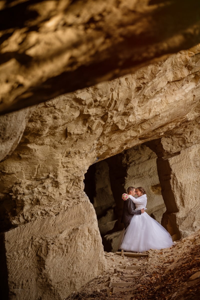 underjordisk, nygift, megalith, grotta, par, bruden, brudgummen, gömmer sig, sten, personer