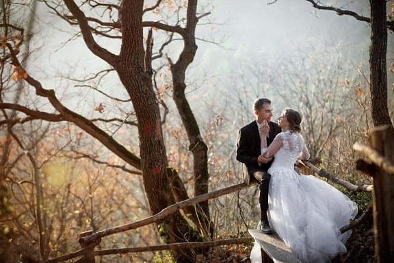friss házasok, menyasszony, vőlegény, ölelés, vadonban, napos, túrázás, erdő, esküvő, szerelem