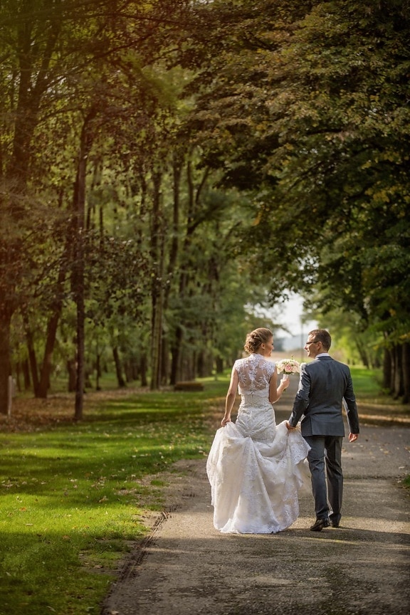bruid, pas getrouwd, bruidegom, wandelen, steeg, park, trouwjurk, betrokkenheid, bruiloft, huwelijk