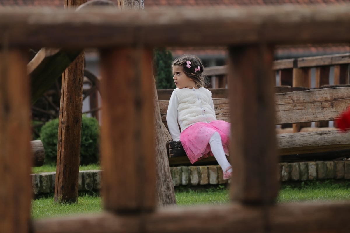 хубаво момиче, Детска площадка, игриво, седи, пейка, Момиче, парк, дървен материал, портрет, природата