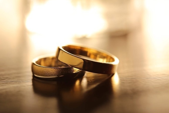 zväčšenie, snubný prsteň, zlatistá žiara, zlato, svietiace, krúžky, reflexie, rozostrenie, svadba, zátišie