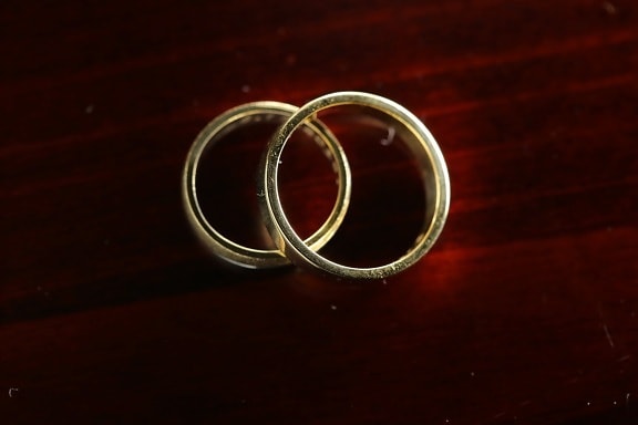 oro, anillo de bodas, par, brillo dorado, amor, símbolo, romance, tabla, naturaleza muerta, luz