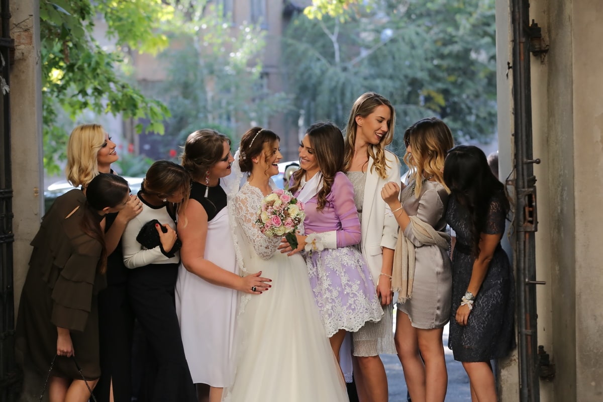 フリー写真画像 ガール フレンド 友人 友情 花嫁 笑みを浮かべてください 楽しい 結婚式 ウェディングドレス 衣装 女性