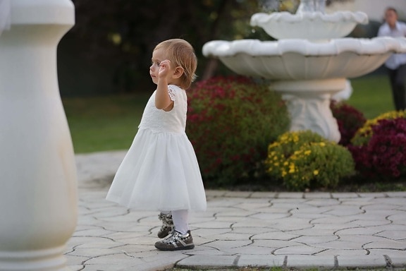 yürümeye başlayan çocuk, Tatlı kız, Bebek, elbise, Beyaz, çiçek, Kız, insanlar, açık havada, portre