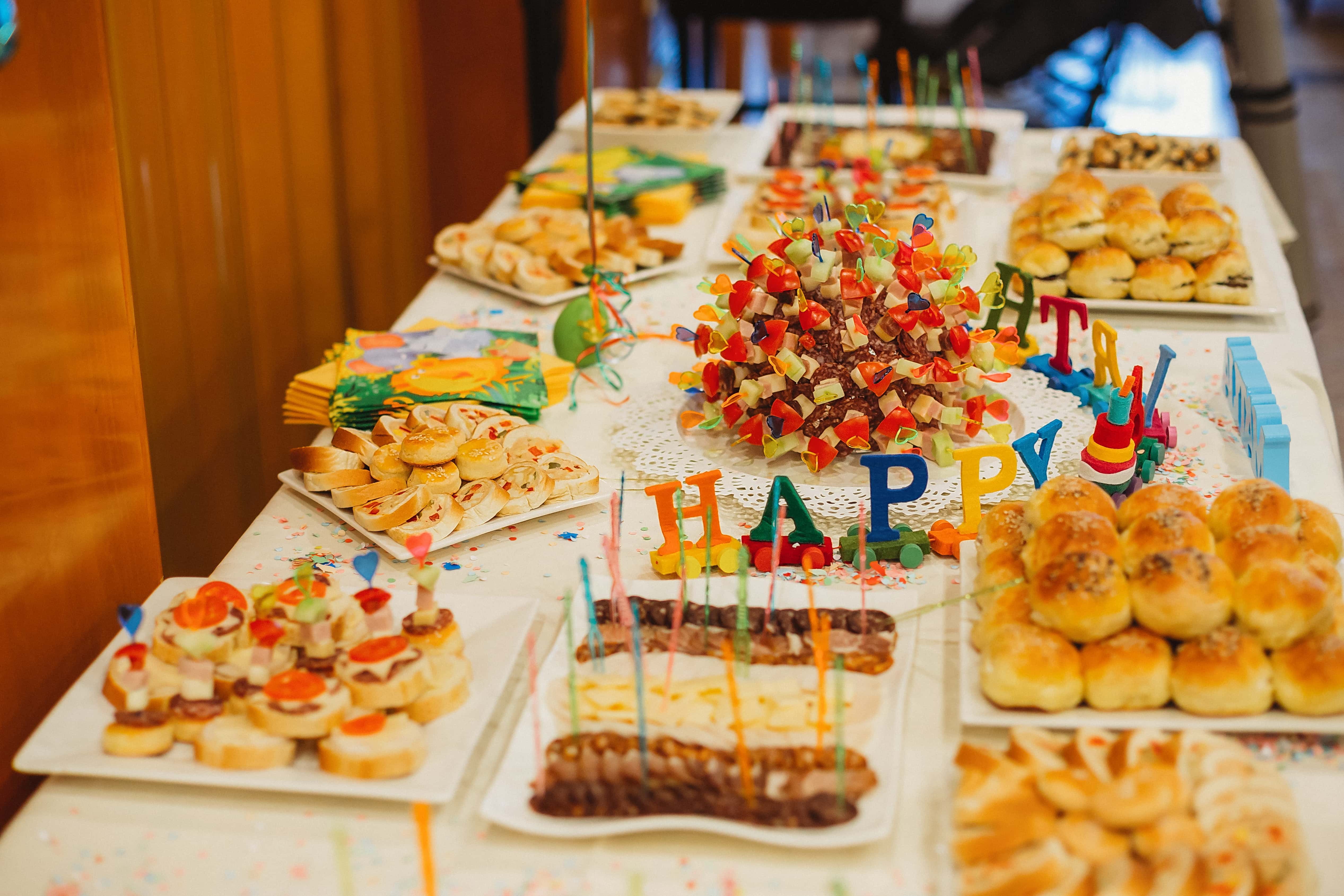 フリー写真画像 幸せです 誕生日 パーティー ビュッフェ式 焼き菓子 クッキー 装飾 誕生日ケーキ プレート レストラン