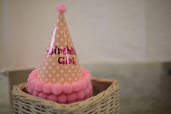 aniversário, chapéu, decoração, rosado, cesta de vime, cone, tradicional, madeira, feito à mão, dentro de casa