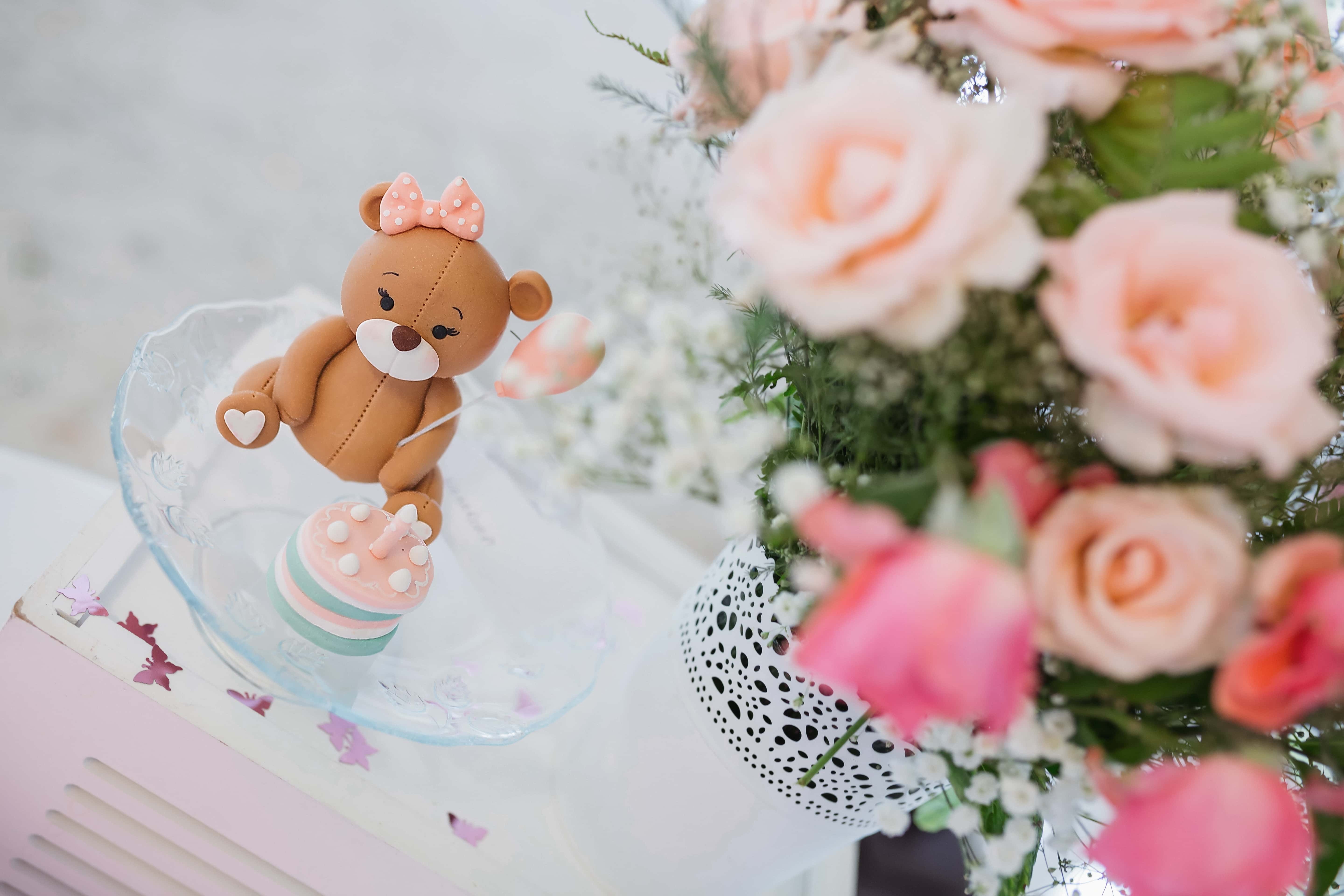 フリー写真画像 誕生日ケーキ テディベアおもちゃ 花束 装飾 配置 花 ローズ 婚約 お祝い 誕生日