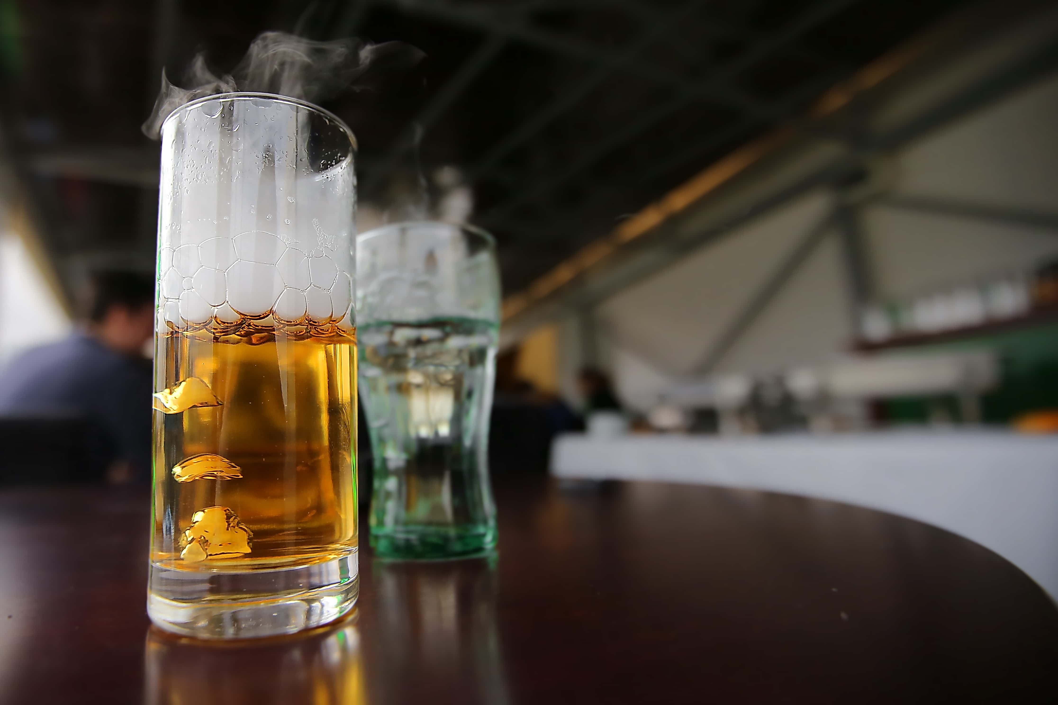 フリー写真画像 ビール プレミアムビア グラス 泡 安物の宝石 煙 レストラン ドリンク ガラス アルコール 飲料