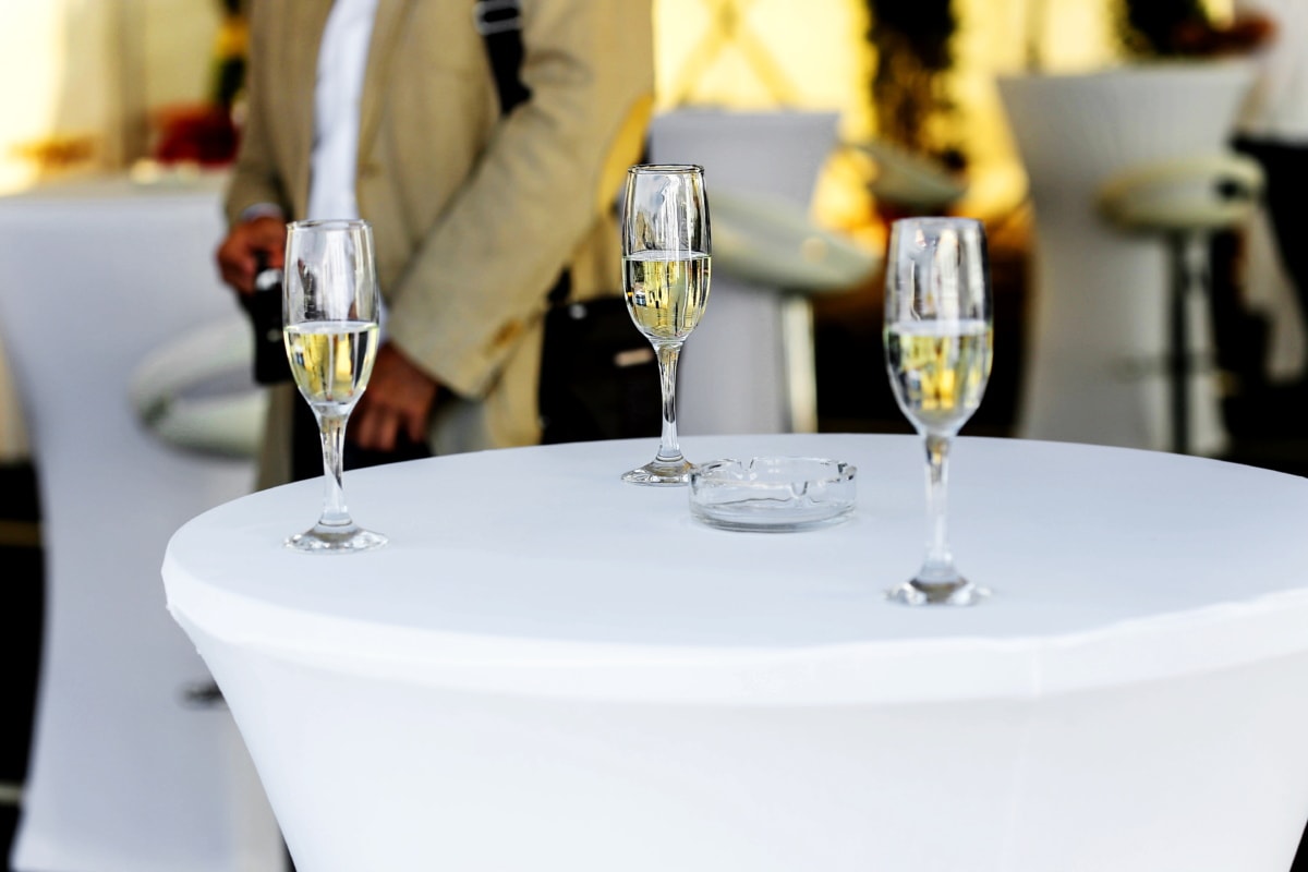 Tafelkleed, tafel, witte wijn, glas, Champagne, partij, alcohol, wijn, dineren, drankje