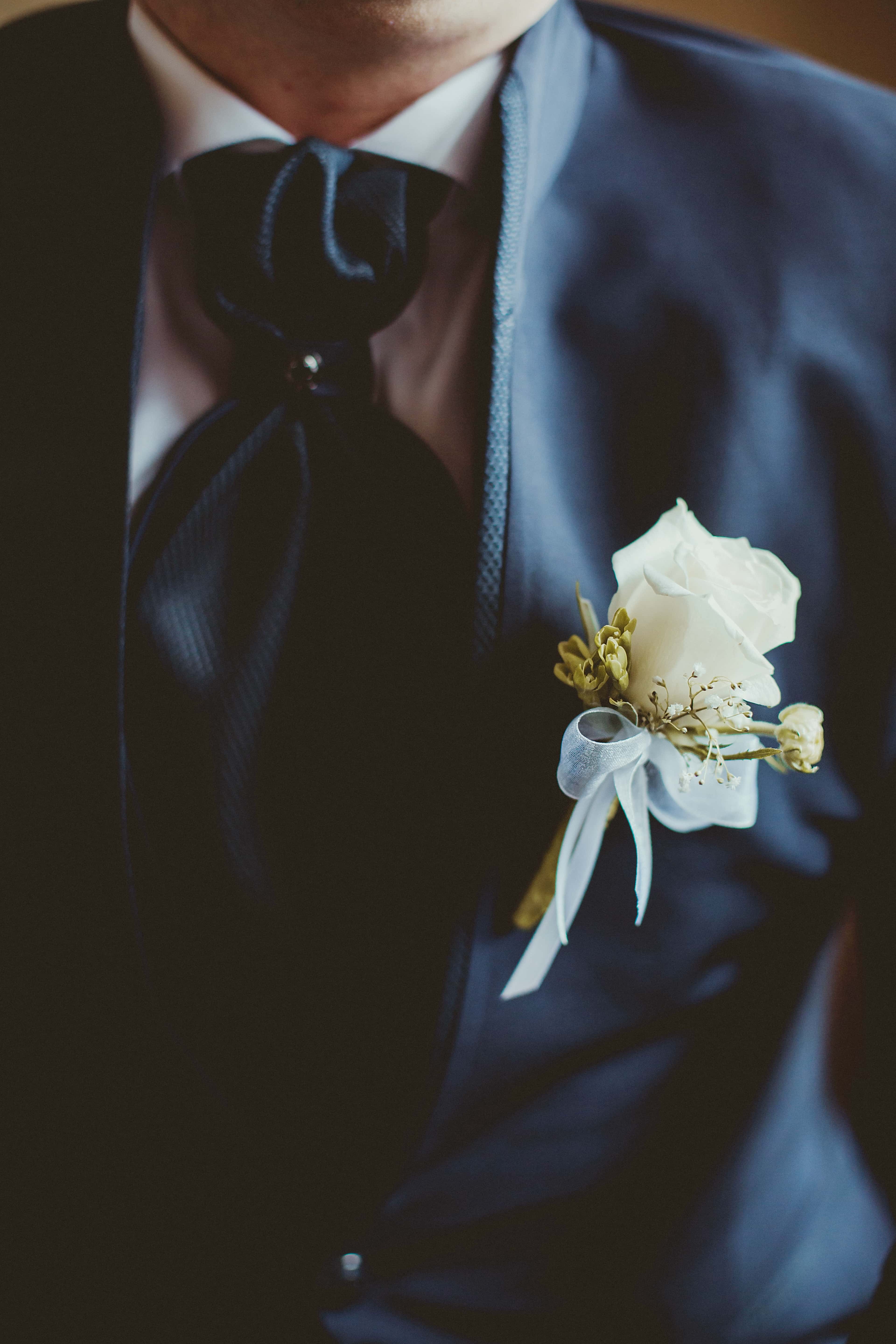 Imagen gratis: novio, decoración, traje, blanca, Corbata, flores, boda, flor, de