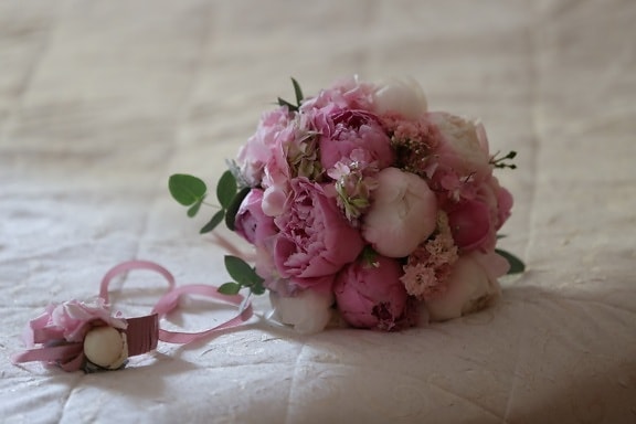 still life, pinkish, wedding bouquet, pastel, colours, bed, bedroom, wedding, flower, decoration