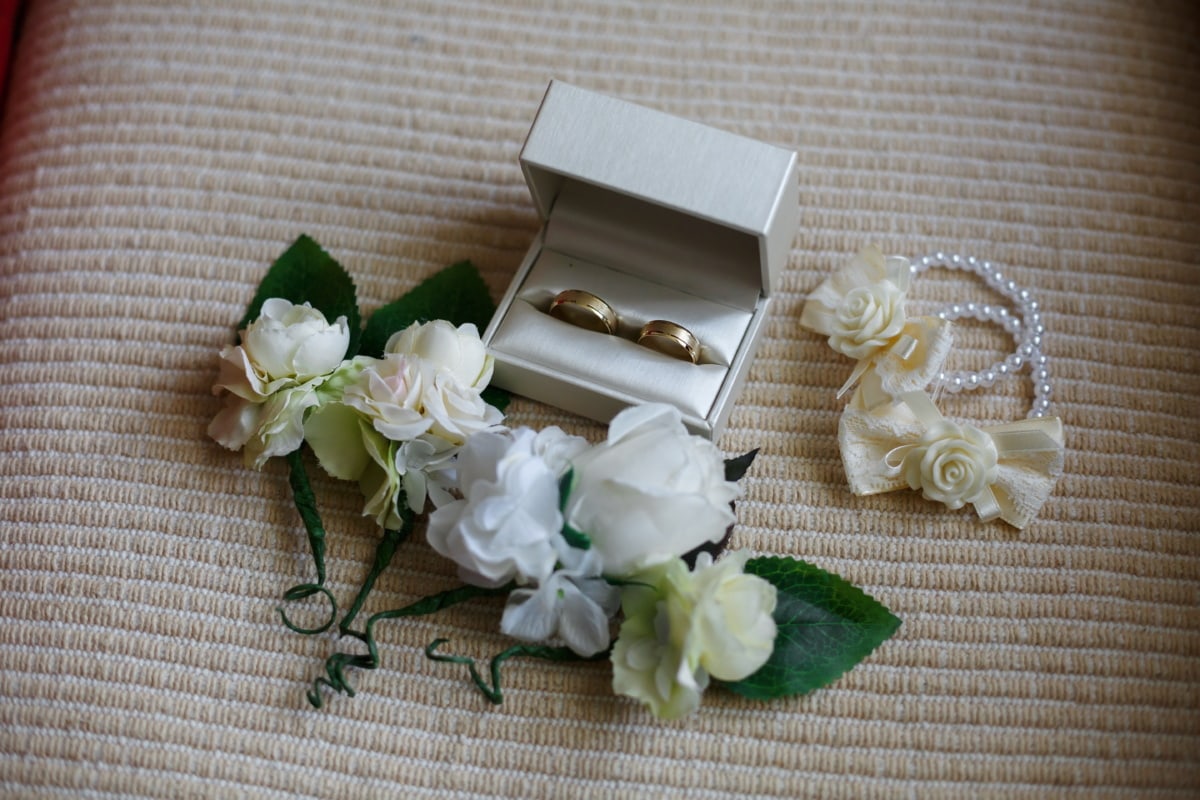 골드, 황금빛 빛, 상자, 선물, 결혼 반지, 반지, 흰 꽃, 웨딩, 장미, 진주