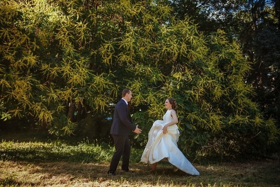 τρέξιμο, νύφη, αγκάλιασμα, γαμπρός, χαρά, πάρκο, δέντρα, φόρεμα, Γάμος, δέντρο