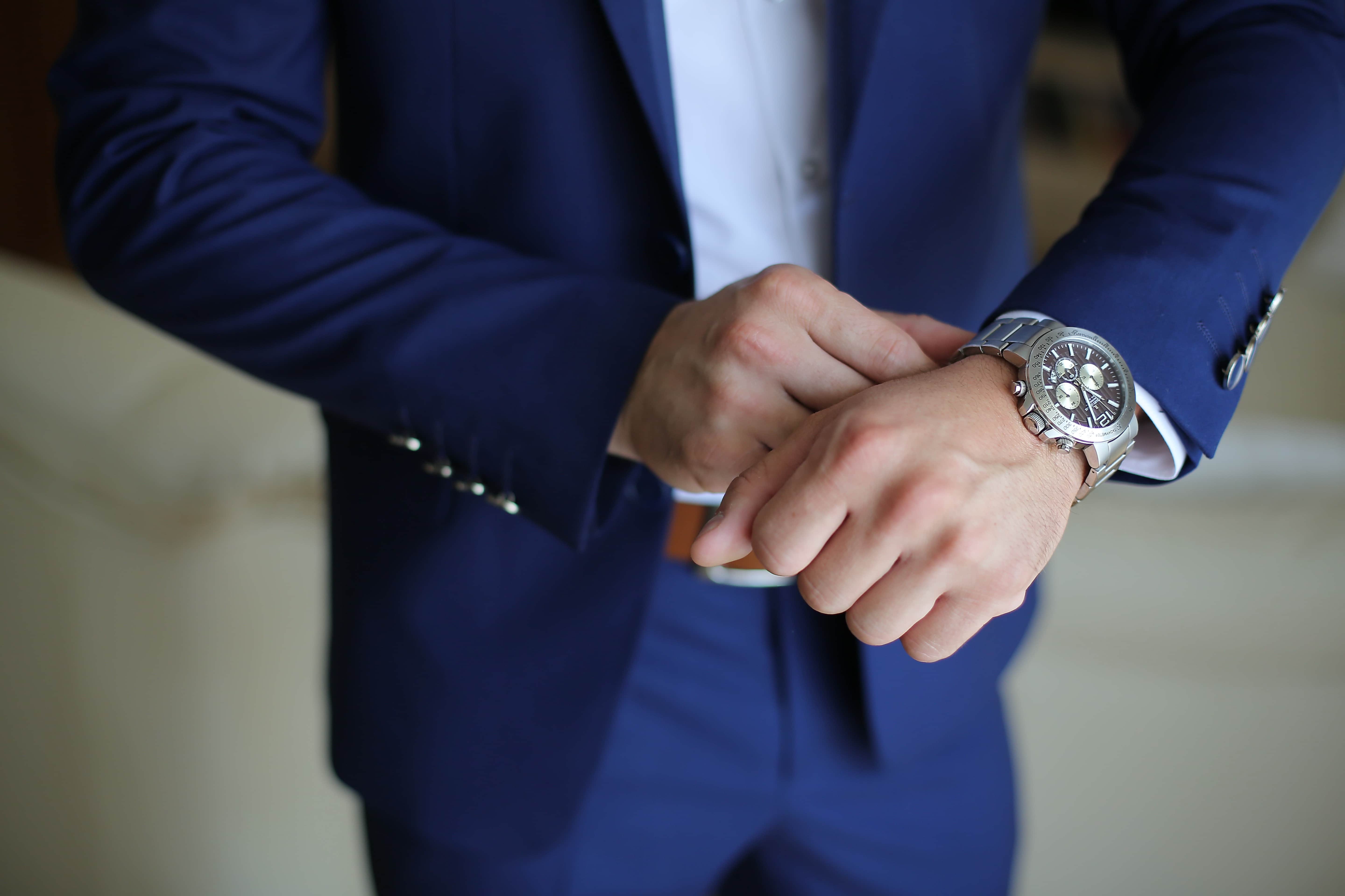 Час джентльмена. Часы на руке бизнесмена. Руки бизнесмена. Образ делового бизнесмена в рекламе часов. Вип часы для бизнесменов.