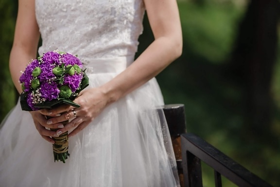 Hochzeitsstrauß, Hochzeitskleid, posiert, Ehering, Hände, Eleganz, Zaun, Braut, Liebe, Blumenstrauß