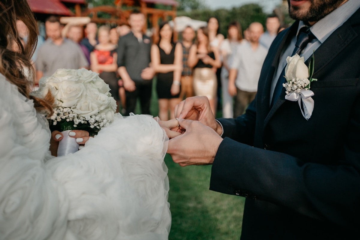 brudgummen, bruden, bröllopsklänning, bröllop bukett, ceremoni, folkmassan, vigselring, personer, par, gift med