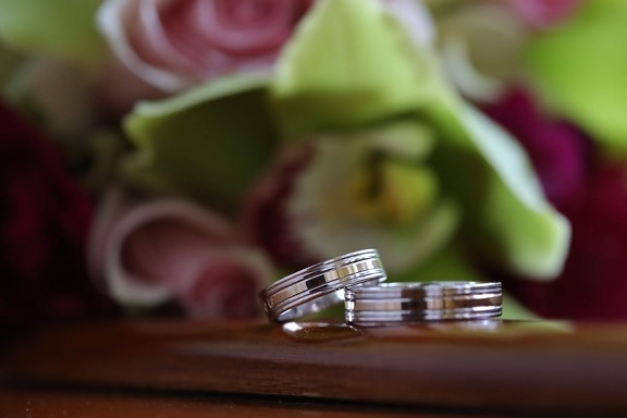 แหวนแต่งงาน, แหวน, ทอง, เรืองแสงทอง, โลหะ, เครื่องประดับ, งานแต่งงาน, ชีวิตยังคง, ดอกไม้, ในที่ร่ม