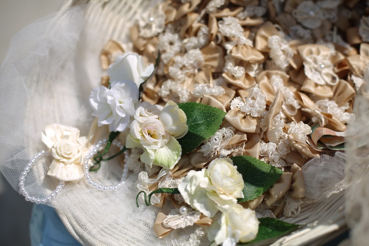 Bílý květ, miniaturní, růže, uspořádání, proutěný koš, perla, romantický, ručně vyráběné, kytice, svatba